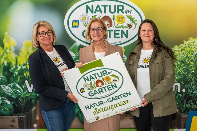 VP-Landeshauptfrau Johanna Mikl-Leitner mit Susanne Hirtl und Maria Manger. | Foto: „Natur im Garten“ / J. Ehn