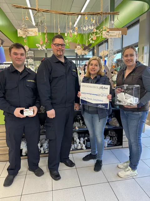 FF Hochwolkersdorf – Kommandant Stv. Martin Kühteubl, Kommandant Daniel Steiner, Petra Piribauer, Karin Lechner | Foto: Lechner GmbH