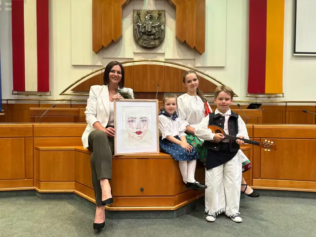 
Landtagspräsidentin Astrid Eisenkopf mit einem Bild der Künstlerin Lisa-Marie Horvath, Hannah von der Kindervolkstanzgruppe Großhöflein, Odette von der ungarischen Tanzgruppe des ZBRG Oberwart und Lovre von der kroatischen Folkloregruppe Poljanci aus Wulkaprodersdorf. | Foto: Büro Landtagspräsidentin