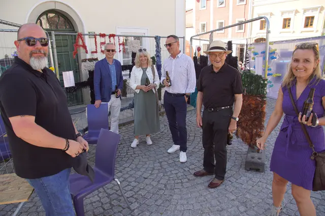 Schüler des BG-BRG Rohrbach gestalteten in einem Projekt eine begehbare Skulptur zum Thema "was uns verbindet" aus Zäunen am Marktplatz, die großen Anklang fand.  | Foto: Helmut Eder