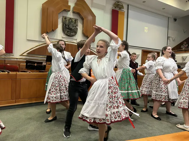 Sprache, Musik und Tanz seien ein wichtiger Bestandteil der burgenländischen Identität, betonte die Gastgeberin Astrid Eisenkopf.  | Foto: Büro Landtagspräsidentin