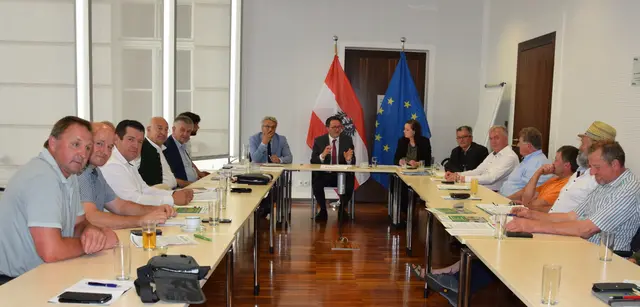 Christoph Astner (Tirol), Werner Hirsch (Niederösterreich), Rudi Gutjahr (Steiermark), Herbert Hochwallner (Niederösterreich), Johann Großpötzl und Paul Pree (Oberösterreich), Johannes Fankhauser, Minister Norbert Totschnig, Hannah Michelbauer, Florian Taucher (Steiermark), Karl Keplinger (Oberösterreich), Hermann Eberhard und Heimo Urbas (Kärtnen), Alfred Enthofer (Tirol) und Josef Tiefenbacher (Salzburg). | Foto: UBV