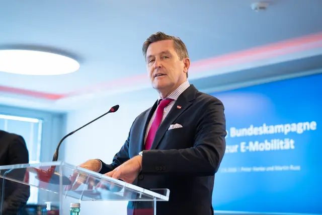 Mobilitätsminister Peter Hanke (SPÖ) will mehr E-Autos auf den Straßen sehen. | Foto: Sade Jerabek/MeinBezirk