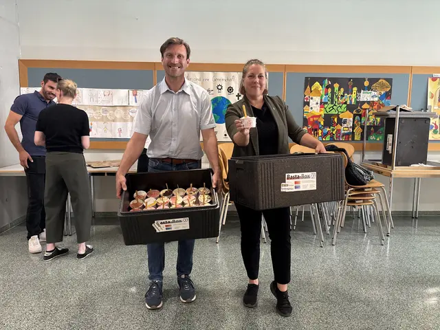 Thomas Schöfmann von der ÖBB-Infrastruktur und Bezirksvorsteherin Christine Dubravac-Widholm beim Austeilen der 210 Eisportionen in der Volksschule Durchlaufstraße. | Foto: Mathias Kautzky/MeinBezirk