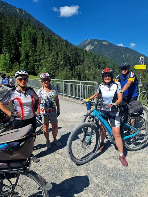 Bei herrlichem Wetter unternahmen die Seniorinnen und Senioren eine gemütliche Radtour durch die Region. | Foto: Wörz