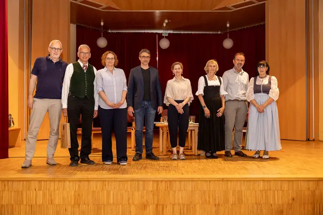 Siegfried Kristöfl (Leiter der ARGE Regional- und Heimatforschung), Thomas Schwierz (Kleindenkmalforscher), Susanne Leitner (Bundesdenkmalamt), Roland Forster (Architekt und Bauforscher), Judith Gruber-Schober (Bundesdenkmalamt), Katharina Ulbrich (Historikerin und Heimatforscherin), Roland Zauner (Obmann Lebenswertes Aschach) und Brigitte Heilingbrunner (Leiterin des Arbeitskreises für Klein- und Flurdenkmalforschung). | Foto: Jürgen Brochmann
