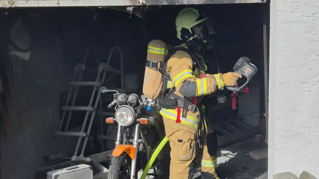 Die Freiwillige Feuerwehr Volders führte unter schwerem Atemschutz die Nachlöscharbeiten durch. | Foto: ZOOM.TIROL
