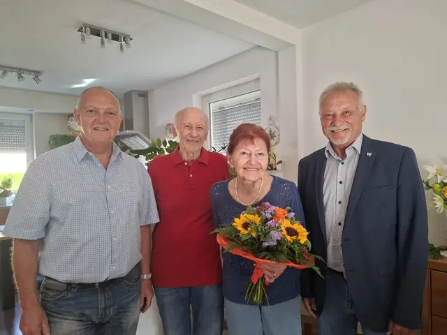 Die Gemeinde gratulierten der Jubilarin.  | Foto: Gemeinde Obersiebenbrunn