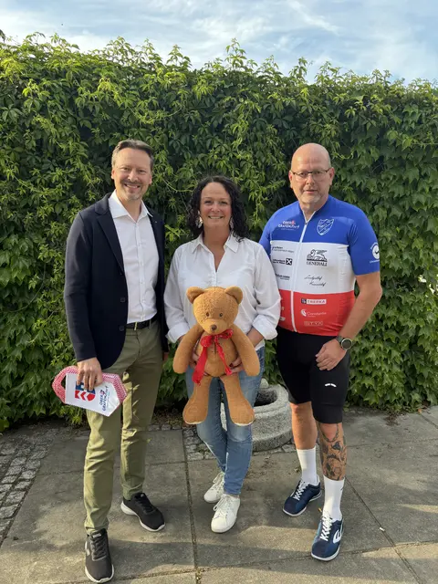 Bürgermeister Rainer Handlfinger, Obfrau der Herzkinder Österreich, Michaela Altendorfer und der Obmann vom RC Schnauze Christian Huber freuen sich über den Zuspruch. | Foto: Martina Schweller