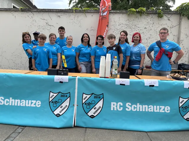 Alle helfen mit um Spenden zu sammeln und die Gäste mit Getränken zu versorgen.  | Foto: Martina Schweller