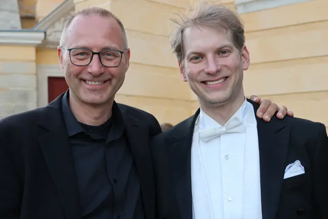 Gerhard Forman mit Startenor Martin Mairinger, der seine familiären Wurzeln in Kleinriedenthal hat. | Foto: Wolfgang Hanousek