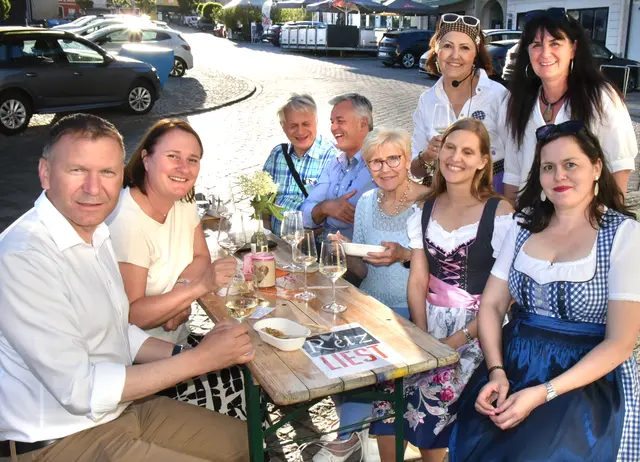 Geselligkeit, Literatur und regionale Küche standen im Mittelpunkt des WEIN/4 Festivals in Retz. | Foto: Herbert Schleich