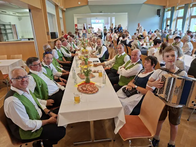MGV Dellach/Gail mit einem jungen Musikanten | Foto: Obergailtaler Trachtengruppe