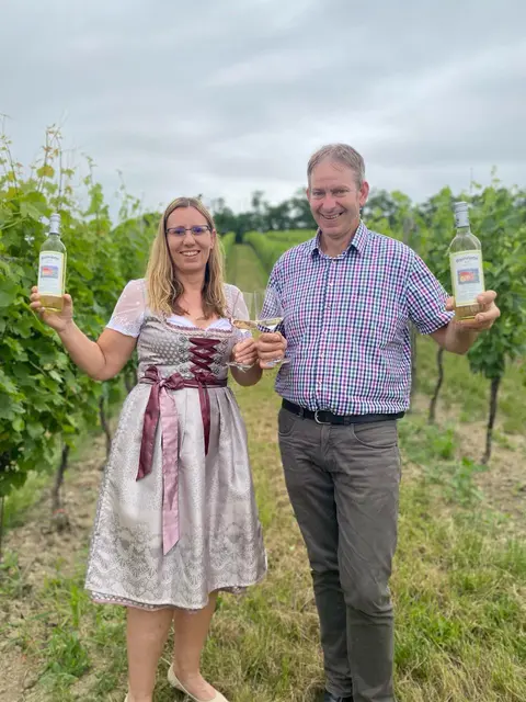 Claudia und Peter Schmid aus Tallesbrunn freuen sich über ihren Erfolg. | Foto: zVg Schmid