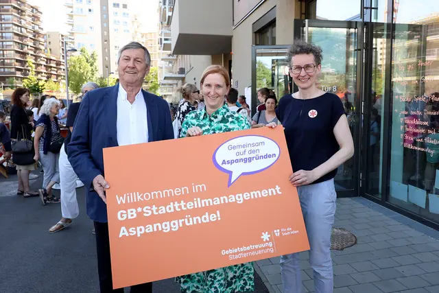 v.l.: Bezirksvorsteher Landstraße Erich Hohenberger, Wohnbaustadträtin Elke Hanel-Torsch (beide SPÖ) und Teammitglied der GB* beim Stadtteilfest.  | Foto: Stadt Wien/Martin Votava