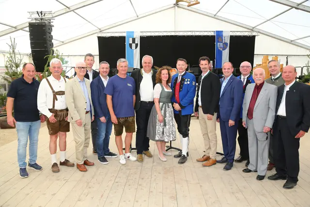 Zahlreiche Prominenz traf sich im Festzelt. | Foto: MV Auersthal