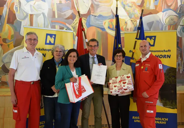 Stefan Grusch und sein Team nahmen die Dankesurkunde stellvertretend entgegen. | Foto: Rotes Kreuz Horn