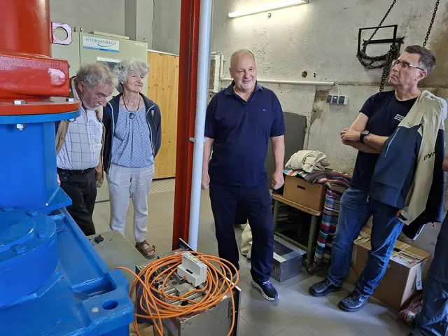  Werner Furtmüllerbei der Führung durch  das Kleinkraftwerk Haslach.  | Foto: Helmut Eder
