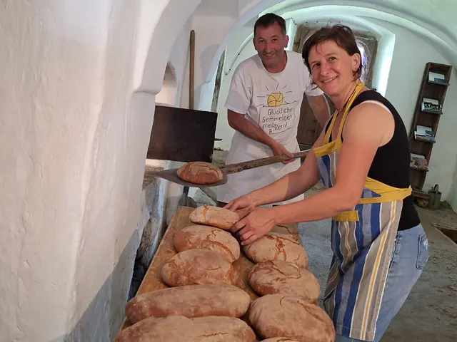 Hans Starlinger, Obmann des Vereines Freilichtmuseum Unterkagerer, und Regina- Hofmann Schietz beim Brotbacken im alten Backofen am Hof.  | Foto: Helmut Eder