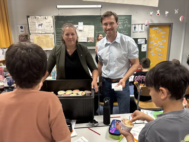 Bezirksvorsteherin Christine Dubravac-Widholm und Thomas Schöfmann von der ÖBB-Infrastruktur machten den Schulkindern der Volksschule Durchlaufstraße mit der Eisparty eine Riesenfreude. | Foto: Mathias Kautzky/MeinBezirk