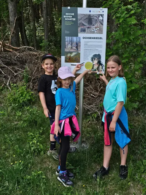 Die Kinder lernten Wissenswertes über den "Ochsenriegel". | Foto: Manuela Thurner