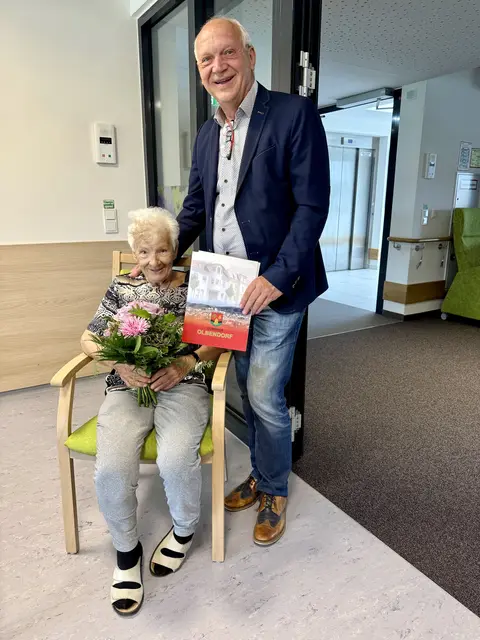 Adele Tschanhenz aus Olbendorf beging ihren 85. Geburtstag. Bgm. Wolfgang Sodl gratulierte herzlich. | Foto: Gemeinde Olbendorf