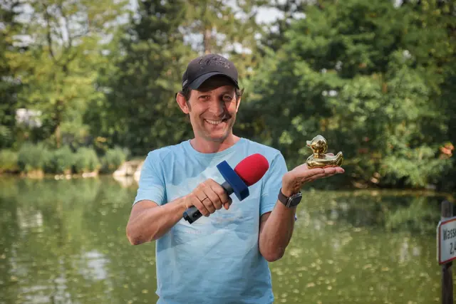 Ö3-Mikromann Tom Walek mit der goldenen Ente. | Foto: Carmen Mayrhofer