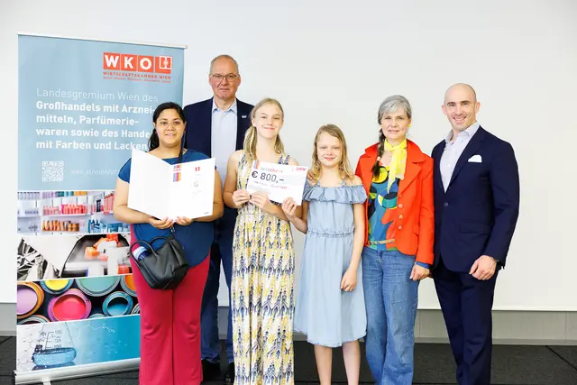 Schülerinnen der 7A und 8A der AGG 10 mit ihrer Lehrerin Doris Haring (2te von rechts), dem Obmann der Farben- und Lackhändler in der WK Wien Johannes Kwizda (rechts) und Gremialobmann Stv. Christian Seidler (2ter von links). | Foto: Florian Wieser