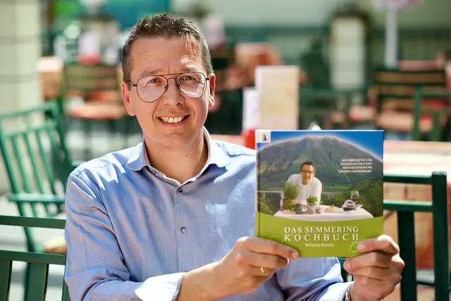 Wolfgang Ruzicka betätigte sich auch als Autor und schrieb das "Semmering-Kochbuch". | Foto: Santrucek