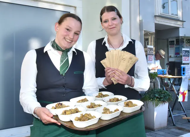 Schülerinnen und Schüler der HLT Retz bereiteten den traditionellen Grenadiermarsch frisch zu. | Foto: Herbert Schleich