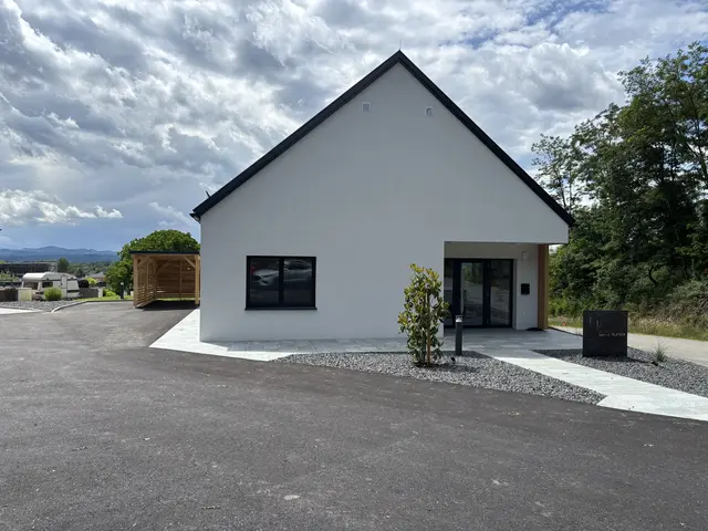 Mit dem Neubau in Neudorf an der Mur hat Alexander Platzer eine moderne Praxis geschaffen, die Funktionalität, Wohlfühlatmosphäre und kurze Wege vereint.
