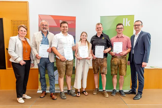 Aus dem Bezirk Horn erhielten Wolfgang Dikovits, Alexander Isak, Theresa Weißkircher, Felix Kolm und Florian Schmid ihre Facharbeiterbriefe. | Foto: LK NÖ/Pomassl