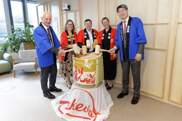 Traditionelle Sake-Zeremonie bei der Eröffnung. Am Foto v.l.n.r.: Günter Waxenecker / AGES (Österreichische Agentur für Gesundheit und Ernährungssicherheit), Elisabeth Weigand / Pro Rare Austria (Allianz für seltene Erkrankungen), Wilfried Zankl, Bezirksvorsteher (SPÖ), Rebecca Fowler, General Manager Takeda Pharma Austria, Iwama Kiminori, japanischer Botschafter in Österreich | Foto: Lisi Specht