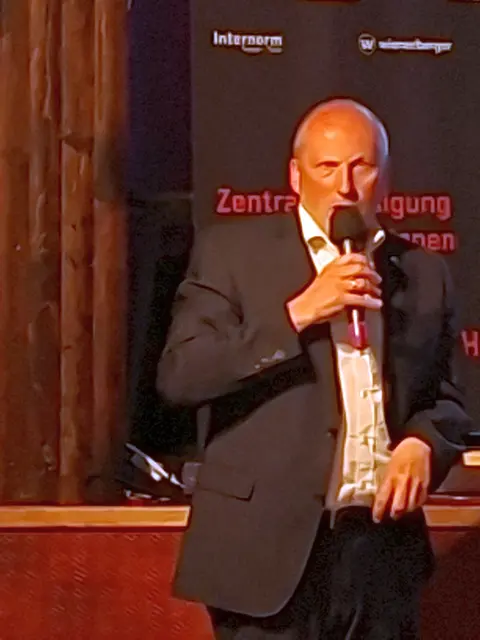Bezirkshauptmann Valentin Pühringer ruft dazu auf Gebäude die Generationen vor uns geschaffen haben wertzuschätzen und nachhaltige zu nützen und dabei Neues, zukünftiges aufzubauen.  | Foto: Helmut Eder