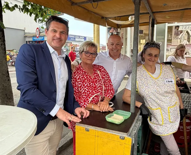 Besuch am Wochenmarkt: Christoph Zarits, Marktbesucherin, Georg Rosner, Liane Krutzler-Loschy | Foto: ÖVP Bezirk Oberwart