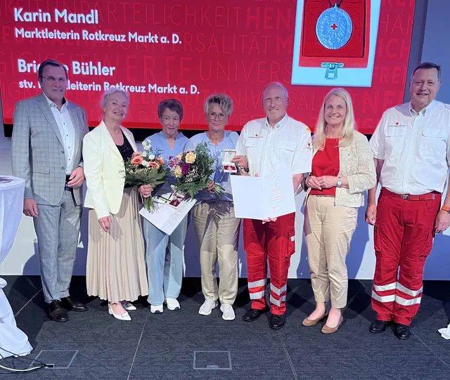 Landtagsabgeordneter Georg Ecker, RK-Bezirksstellenleiterin Wilbirg Mitterlehner, Brigitte Bühler und Karin Mandl, die die silberne Verdienstmedaille erhielten, Bezirkshauptmann Valentin Pühringer, Landtagsabgeordnete Gertraud Scheiblberger und Bezirksrettungskommandant Johannes Raab (v. l.). | Foto: RK/Fuchs