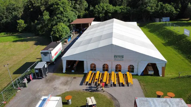 "Auch die Lage unseres Zeltfestes bringt Vorteile mit sich, da wir auf den umliegenden Feldern eine Vielzahl an Parkplätzen zur Verfügung stellen können." | Foto: FF Damtschach