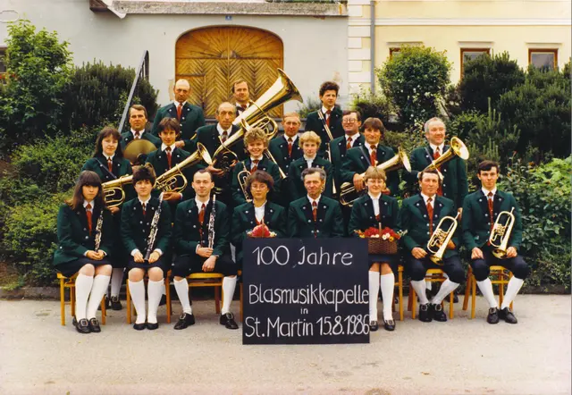 Die Blasmusikkapelle im Jahr 1986 mit Kapellmeister Rupert Kaineder. | Foto: Privat