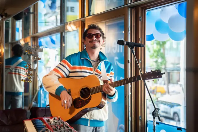 Singer-Songwriter Julian le Play bespielte seine Fans vom Balkon aus.  | Foto: Sade Jerabek/MeinBezirk
