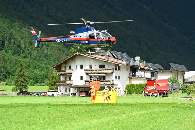 Blitzschlag sorgt für großen Feuerwehr-Einsatz im Bezirk Kitzbühel