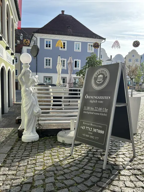 Das "Stefanos" in der Schloßgasse 2 in Schärding bietet "echte griechische Küche – von Gyros bis Souvlaki". Geöffnet hat das Restaurant täglich von 11 bis 22 Uhr, mit durchgehend warmer Küche. | Foto: meinbezirk/Michelle Bichler