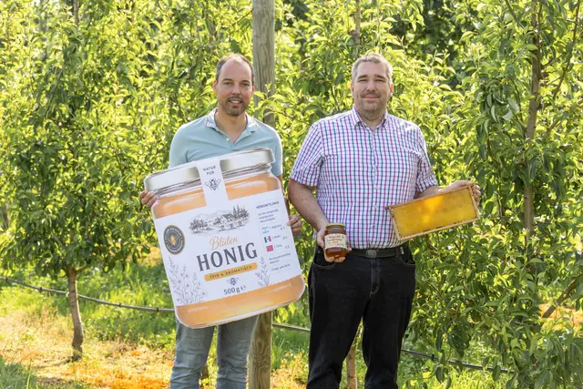 Klaus Lindinger und Imker-Bezirksobmann Georg Marscher bitten Konsumenten darum, beim Honigeinkauf genau aufs Etikett zu achten. | Foto: Neudorfer