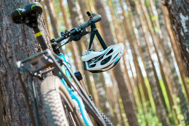 Mountainbike mit herabhängendem Fahrradhelm (Symbolbild). | Foto: smarterpix/logoff