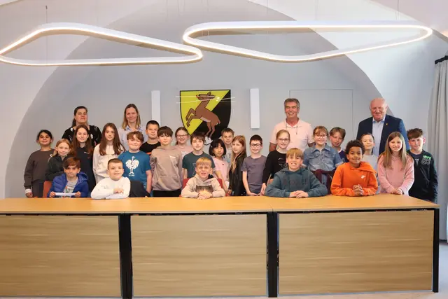 Himberger Schüler blicken hinter die Kulissen im Gemeindeamt