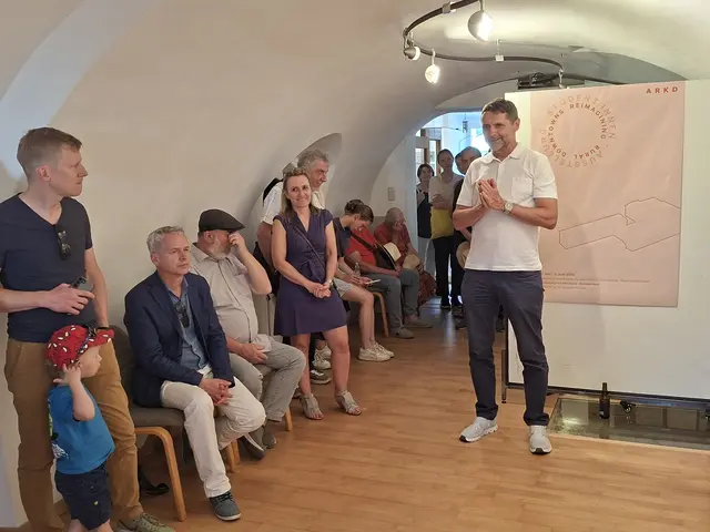Rohrbach-Bergs Bürgermeister Andreas Lindorfer berichtet über die Projektarbeit in der Gemeinde mit Den Studentinnen und Studenten der TU Wien.  | Foto: Helmut Eder