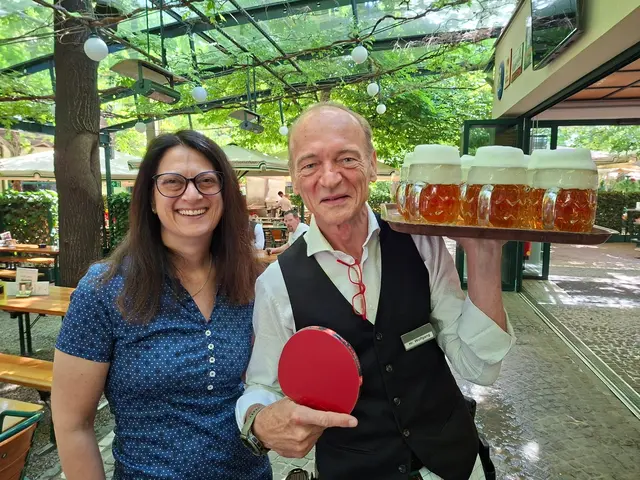 Eine starke Hand durch Bier am Arm