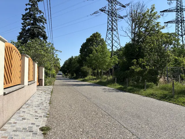 Im Zuge des Gehsteigbaus wird die Straße verbreitert. Der Grünstreifen rechts wird wegfallen müssen.  | Foto: Michael Marbacher/MeinBezirk