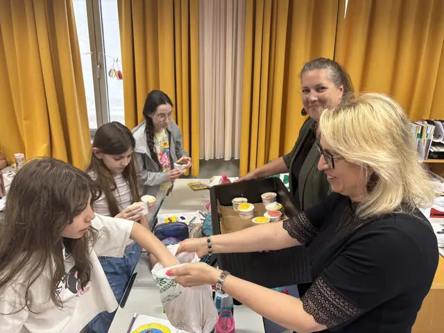 Bezirksvorsteherin Christine Dubravac-Widholm und Volksschuldirektorin Ulrike Heppner (v.l.) machten den Schulkindern der 4a eine große Freude. | Foto: Mathias Kautzky/MeinBezirk