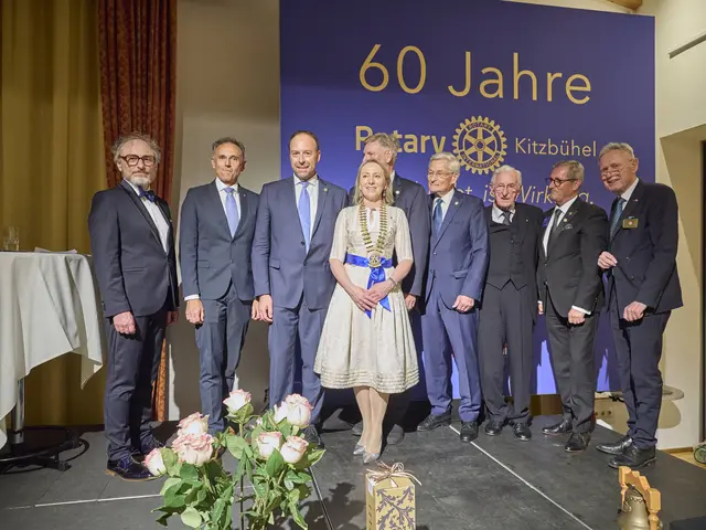 Christoph Holz, Walter Endstrasser, Reinhard Pirchl, Hedy Bendler, Eckehard Bauer (Incoming Governor), Peter Morawek (Past Governor), Walter Weidenholzer (Past Governor), Walter Ebner (Past Governor) und Gustav Oberwallner (Governor) (v. li.). | Foto: Rotary Club Kitzbühel