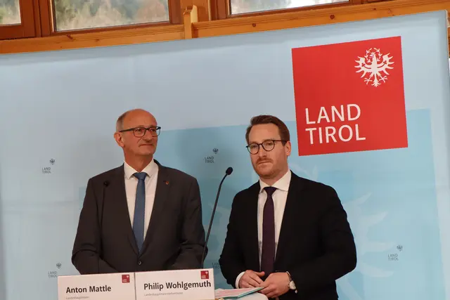 Landeshauptmann Anton Mattle und Landeshauptmannstellvertreter Philip Wohlgemuth: Knapp 900.000 Euro an Landesmitteln ermöglichen gemeinsam mit EU- und Bundesgeldern zwölf Zukunftsprojekte in Tirol. | Foto: Thomas Seelos